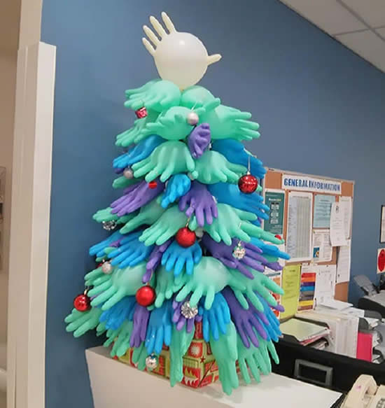 Árvore de Natal com luvas latex para decoração