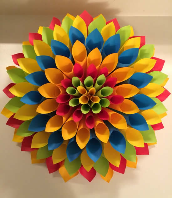 Flor de papel colorido para decoração