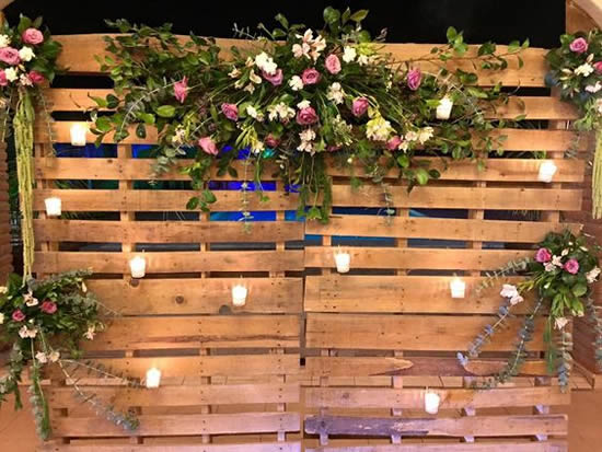 Faça uma decoração com pallets para casamento