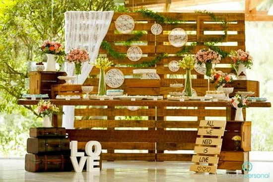 Enfeite com pallets para casamentos