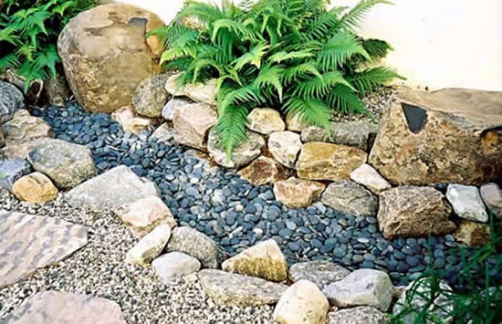 Canteiro de jardim decorado com pedras