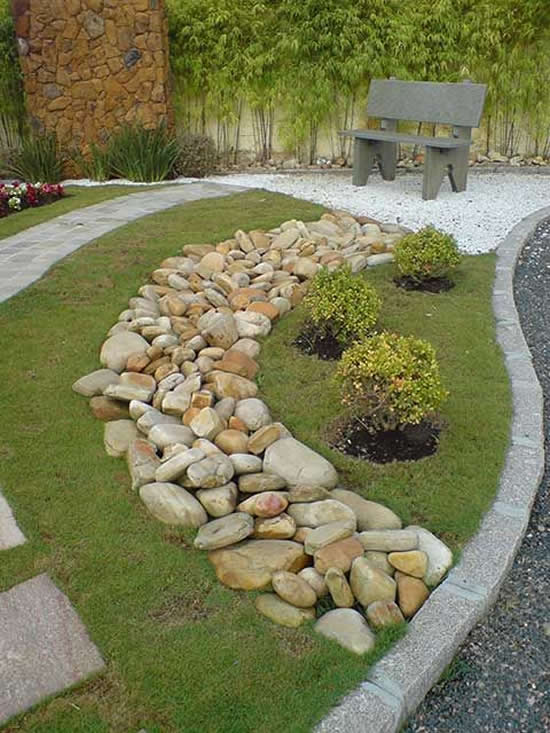 Decoração linda com pedras no jardim