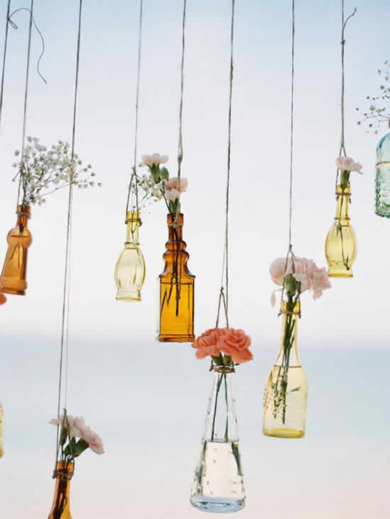 Decoração com garrafas de vidro para casamento