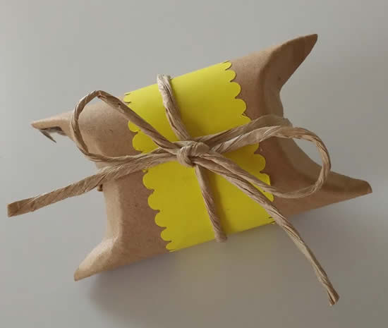 Lembrancinha com rolinho de papelão