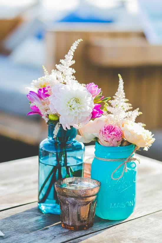 Lindos arranjos com flores e potes de vidro