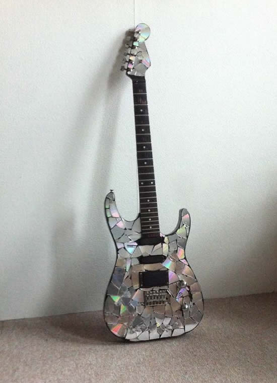 Guitarra decorada com CDs