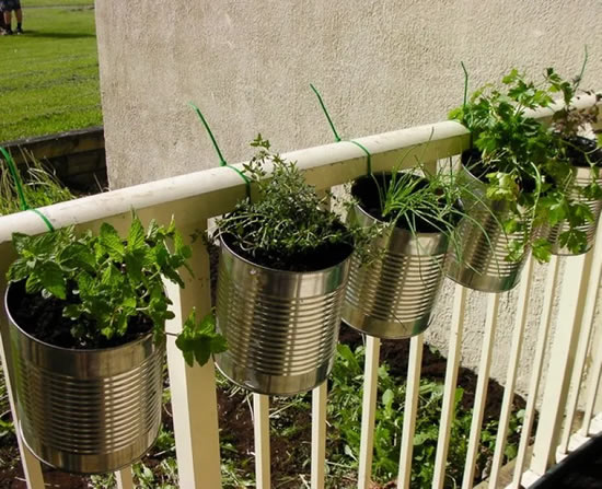 Decoração com latas para o jardim