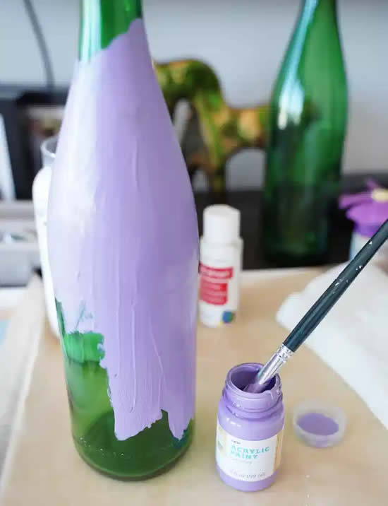 Pintando garrafa para decoração