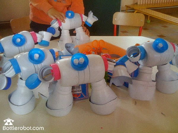 Robozinhos com tampas de garrafa PET