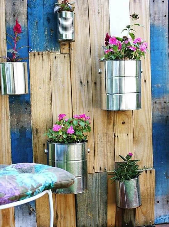 Decoração com jardim vertical de latas