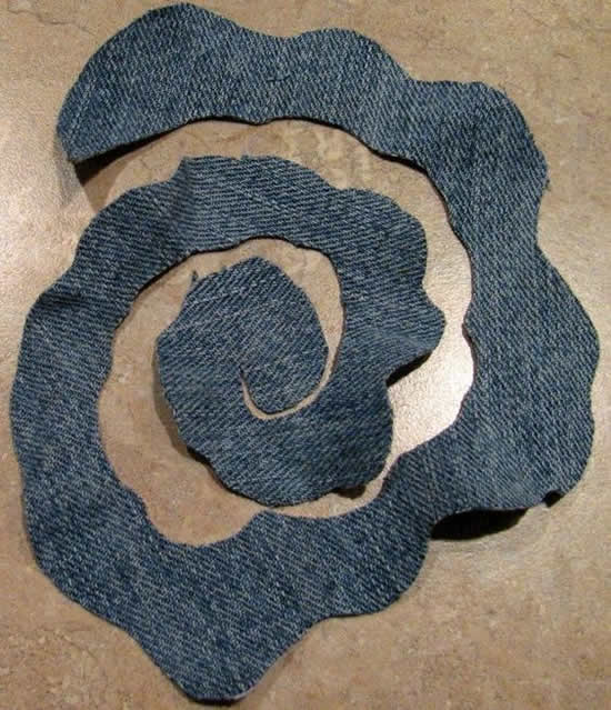 Aprenda como fazer flores com tecido jeans