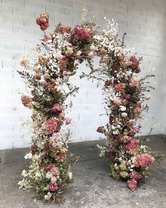 Decoração criativa com flores para casamento