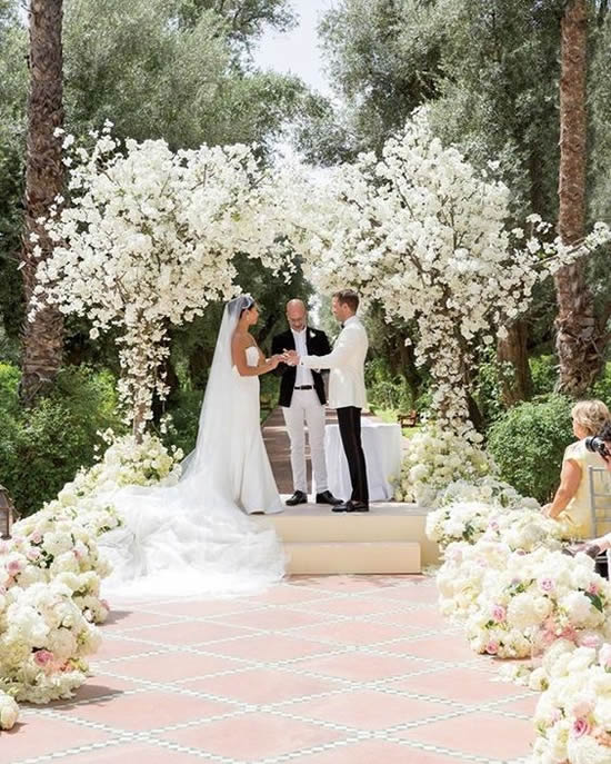 Linda decoração com flores para casamento