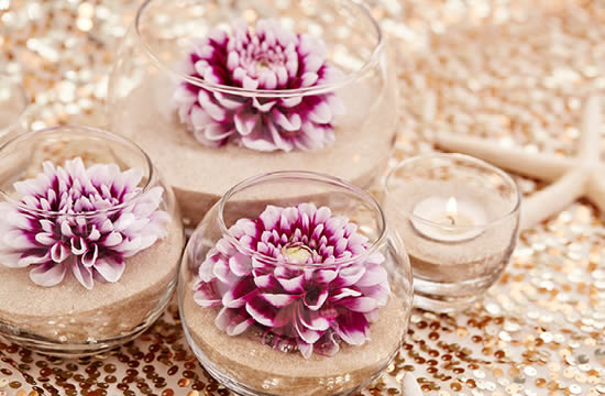 Utilize flores para criar a decoração do casamento