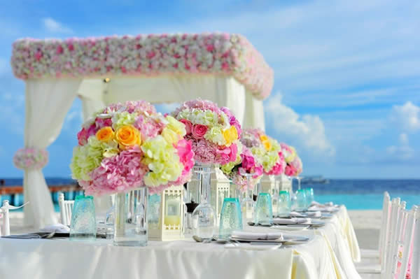 Linda decoração de casamento na praia