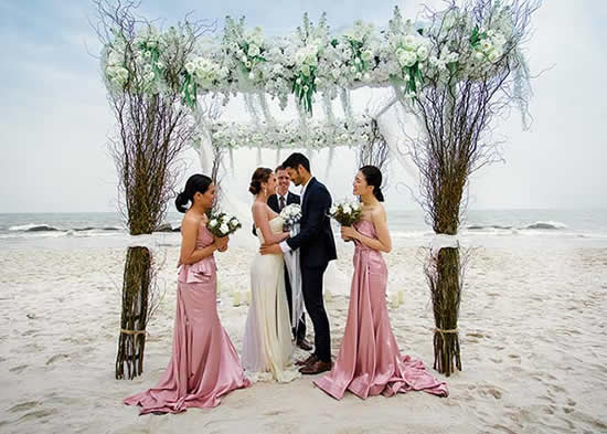 Linda decoração de casamento na praia