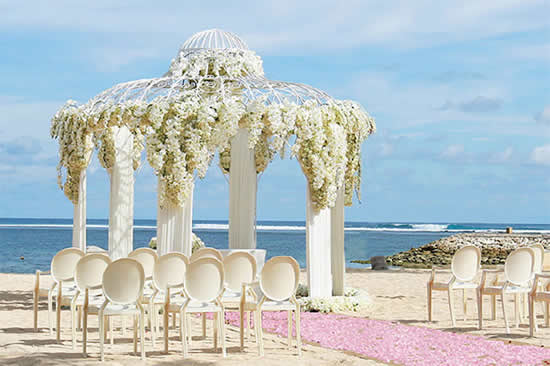 Linda decoração de casamento na praia