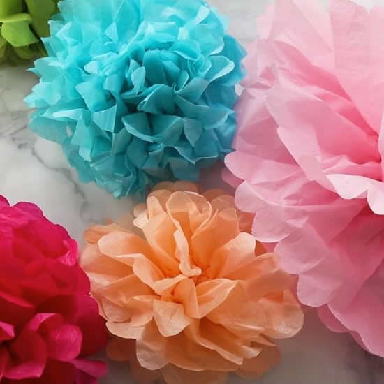 Crie enfeites com flores de papel seda