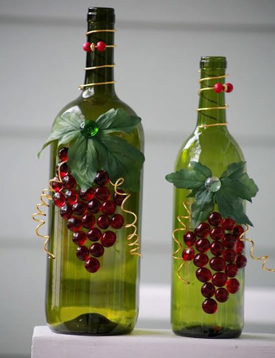 Lindas garrafas decoradas com cachos de uva