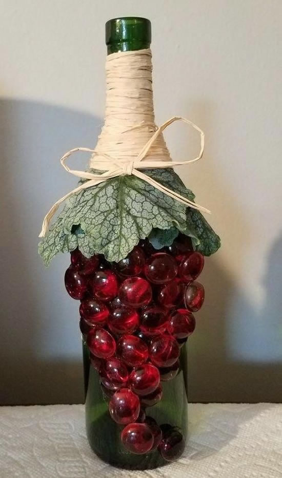 Lindas garrafas decoradas com cachos de uva