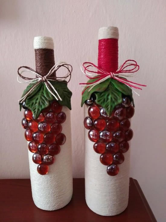 Garrafas com cachos de uva
