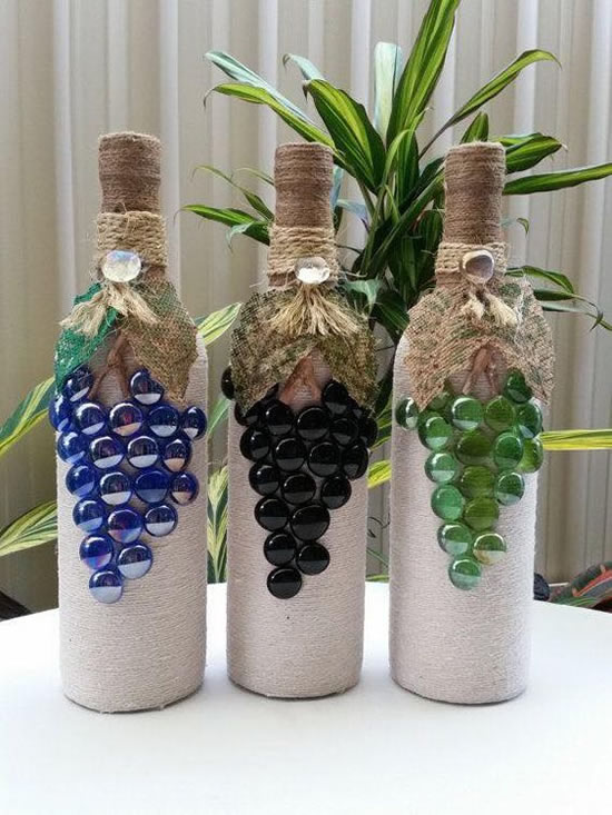 Garrafas com cachos de uva
