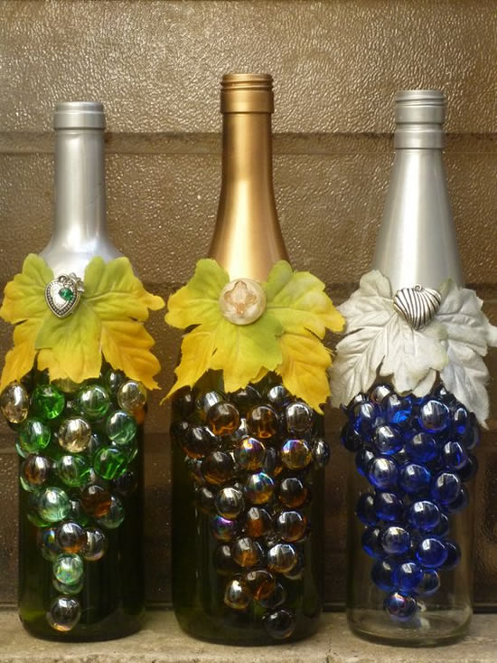 Garrafas com cachos de uva