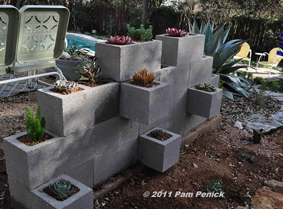 Vasos com blocos de concreto para o jardim