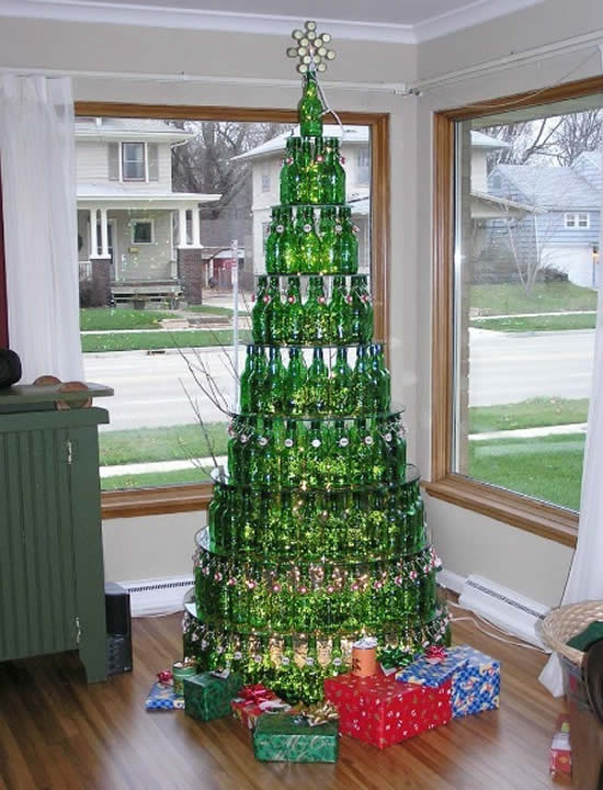 Árvore de Natal com reciclagem para decoração
