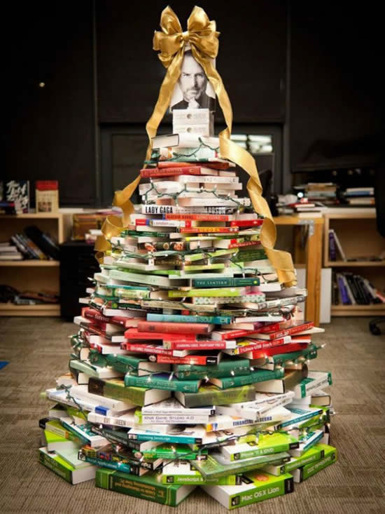 Árvore de Natal com livros para decoração