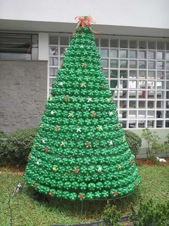 Árvore de Natal com garrafas PET