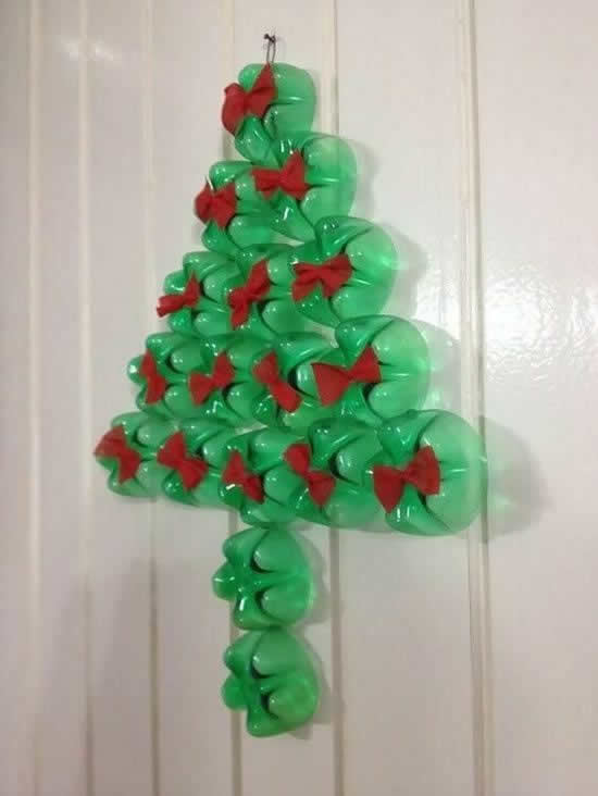 Árvore de Natal decorativa com garrafas PET