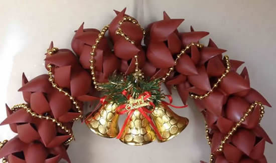 Guirlanda com garrafa PET para o Natal