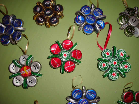 Lindos enfeites com tampinhas para Natal