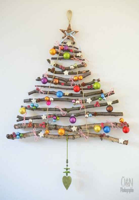 Árvore de Natal criativa com galhos secos