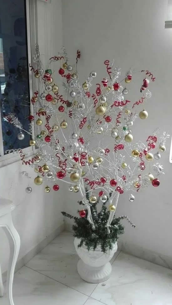 Linda Árvore de Natal feita com galhos secos