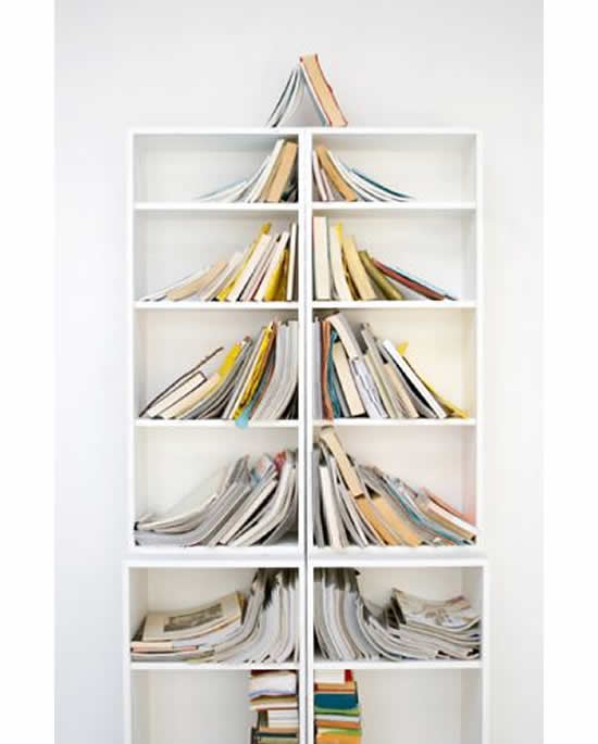 Árvore de Natal com estante de livros