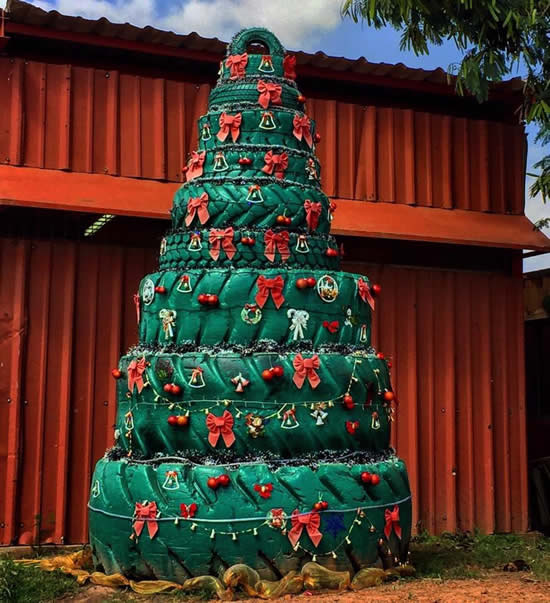 Decoração de Natal com árvore feita com pneus