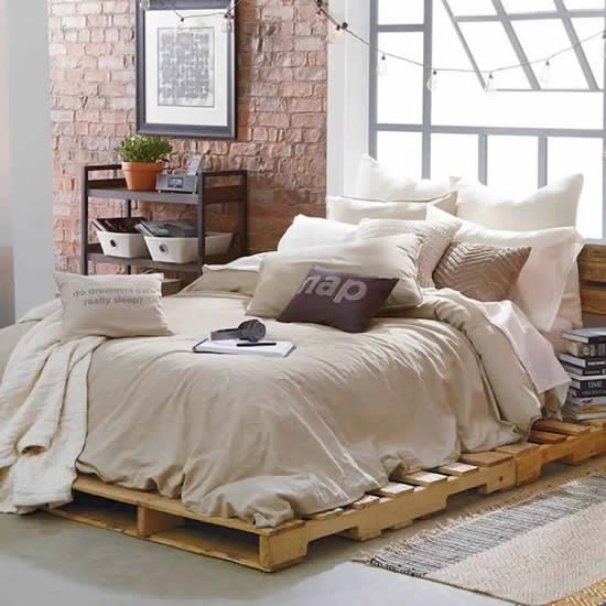 Linda cama de pallets de madeira