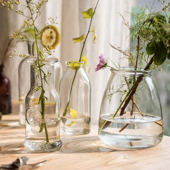 Centro de mesa lindo com garrafas de vidro