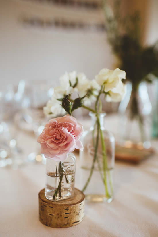 Decoração com centro de mesa feito de garrafas