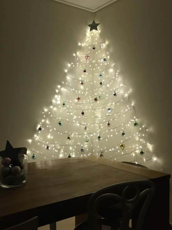 Árvore de Natal com pisca pisca na parede