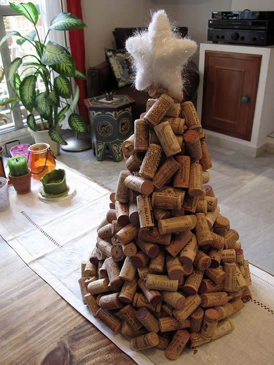 Linda Árvore de Natal com reciclagem de rolhas