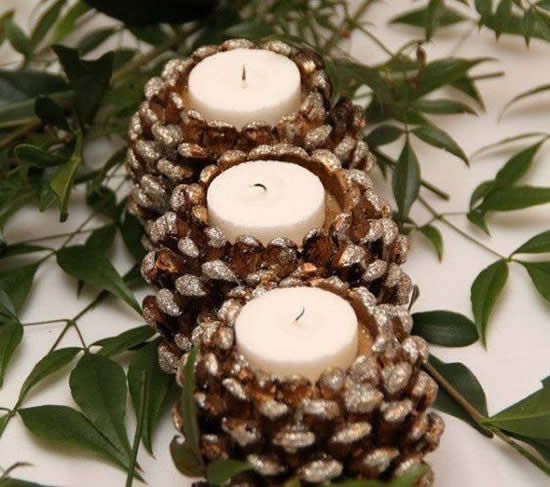 Velas decoradas com pinhas de madeira