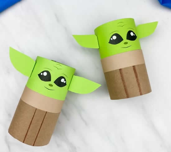 Mestre Yoda com rolo de papelão