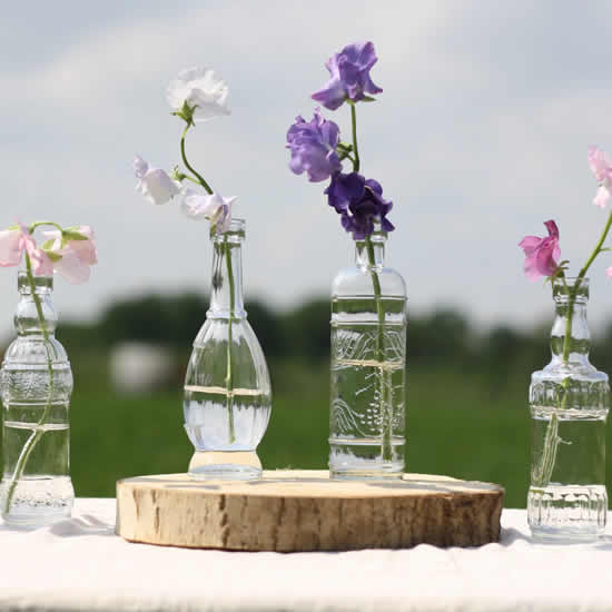 Decore a mesa com garrafas de vidro