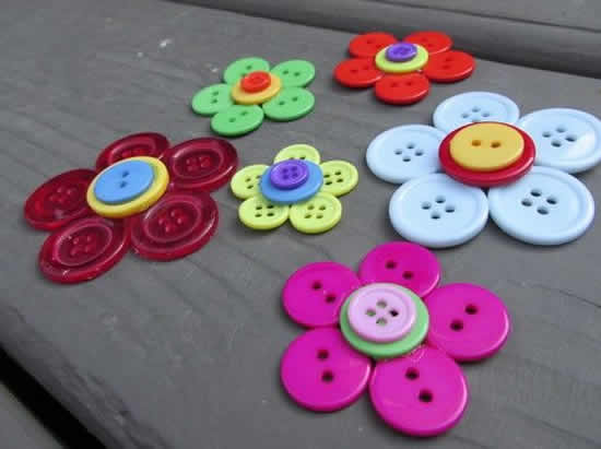 Decoração com flores de botões coloridos