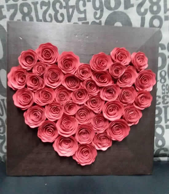 Coração com flores de papel
