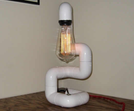 Luminária com tubos, conexões e canos PVC