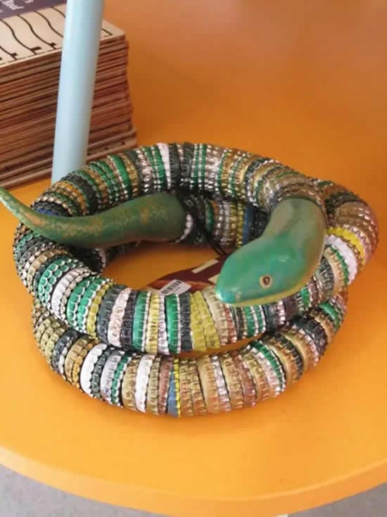 Cobra com tampinhas